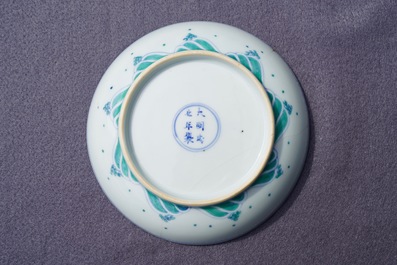 Une assiette en porcelaine de Chine doucai, marque de Chenghua, Yonzheng